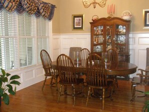 dining room, seats 8