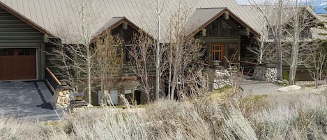 Craftsman Custom Log Home w 5 private acres. 4800 Sq feet total. 2400 for Guests