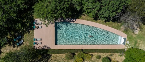 La nostra piscina immersa nel verde

Our pool