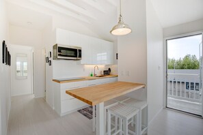 New kitchen with Bosch dishwasher, stainless steel fridge/freezer w. ice-maker