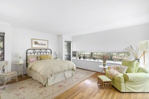 downstairs master bedroon