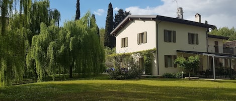 L'Isolo gaden and house
