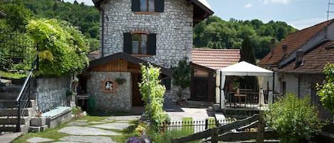 View to the Casa Gingelina with garden pergola