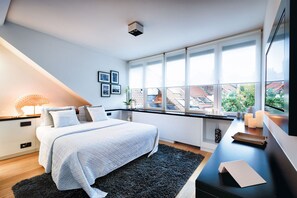 Bedroom with  Queen Sized Bed / Flatscreen TV / Bathroom