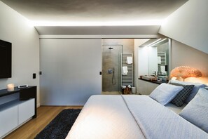 Bedroom with  Queen Sized Bed / Flatscreen TV / Bathroom