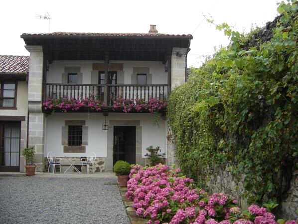 Fachada principal y jardín de hortensias