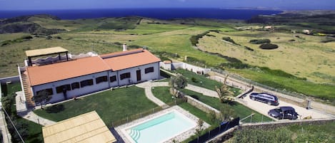 Splendide villa neuve avec piscine sur le bord de mer avec vues magnifiques