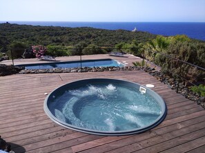 Outdoor spa tub