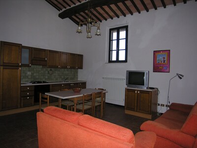 Farmhouse in the hearth of Tuscany: tradition, nature, relax, food & wine.(3b6s)