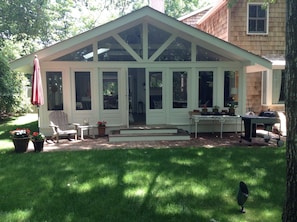 Sun Room/ Screened-in Porch