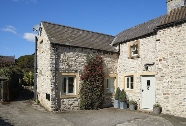 Sunnylea Cottage, a pretty limestone property accommodating three guests