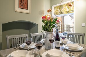 Number 22, Aldeburgh: Dining table