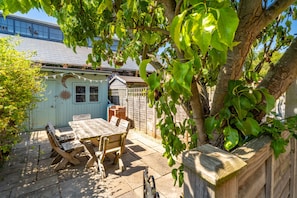 Number 22, Aldeburgh: Enclosed courtyard garden at the rear