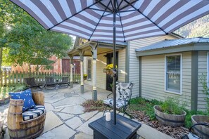 Excellent place to relax with a glass of wine after your summer activities