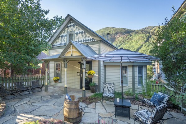 The Lily Pad
Sunny-side single family home with beautiful patio - enviable!