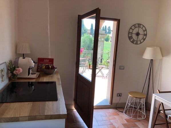 Cucina con accesso al terrazzo con vista sulla campagna 