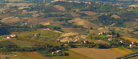 "La Casa di Petra" in den Weinbergen mit den Monti Sibillini im Hintergrund