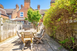 Number 22, Aldeburgh: Enclosed courtyard with seating for six