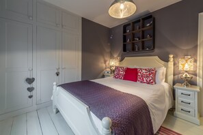 Number 22, Aldeburgh: Master bedroom with king-size bed