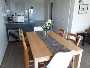 View dining room to kitchen