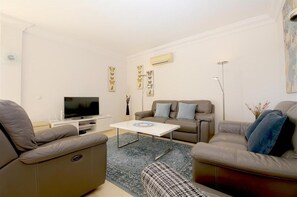 Lounge area with seating for six guests and FlastScreen TV with international channels (including Sk