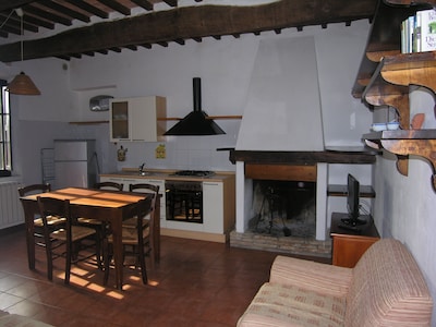 Farmhouse in the hearth of Tuscany: tradition, nature, relax, food & wine.(2b4s)