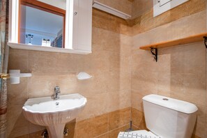The second toilet, bathroom smaller than the Apartment