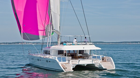 Live the dream of sailing on this luxurious Lagoon 620 catamaran 