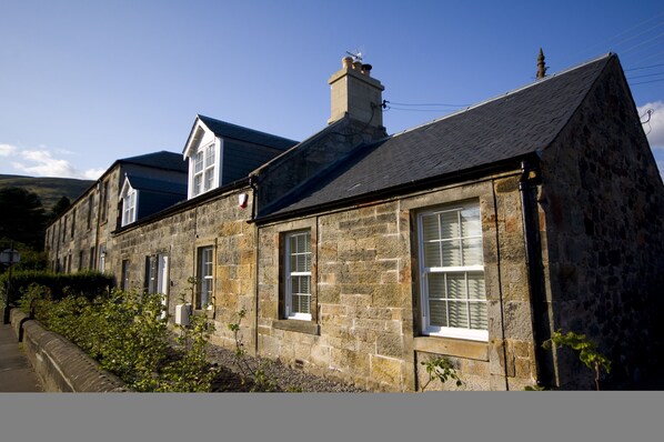 South facing traditional sandstone cottage in the picturesque small town of Dollar