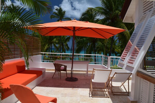 Newly designed roof penthouse with outdoor kitchen & barbecue...a dream 