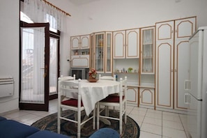 A1(4): dining room