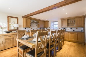 Farmhouse Kitchen with seating for 10 people