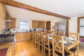Farmhouse Kitchen with seating for 10 people