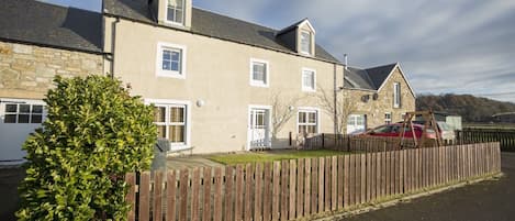 Lallybroch from front aspect