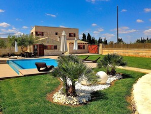 Maison avec beau jardin et piscine 