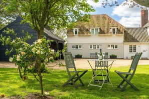 Marsh Lodge has access to a mature garden with plenty of outdoor seating