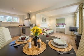 Marsh Lodge, Aldeburgh: Open plan layout with kitchen, dining and seating area