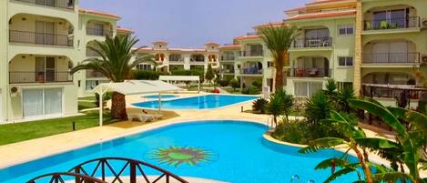 Beautiful complex with 3 free form pools, children’s pool & near to the beach 