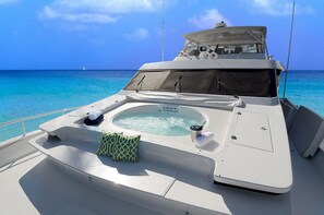 Oversized sun pad on bow, also offers hidden Jacuzzi!