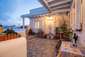 Your shared veranda the 2nd floor with a beautiful view in the city and mountain