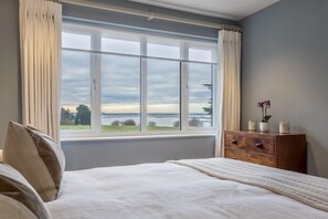 River View, Aldeburgh: The bedroom offers incredible views across river Alde and Hazlewood Marshes