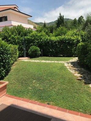 porzione di giardino riservata con doccia