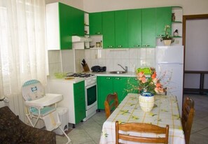 A2 Zeleni(3): cuisine salle à manger