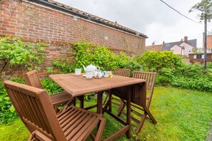 Bovis Cottage, Southwold: Enclosed rear garden with outdoor seating