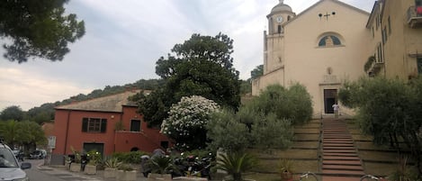 a due passi dal mare - casa rossa, vicino alla chiesa Le Grazie