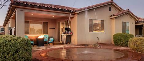 Covered patio with hot tub and private splash pad (open seasona