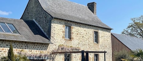 Vue du Manoir avec la Grange attenante rénovée qui sert de garages fermés 