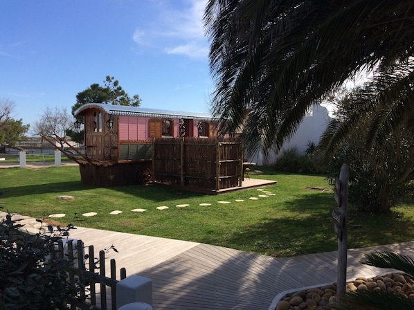 Roulotte Supérieure climatisée, Tout confort avec Kitchenette, tv, terrasse !  