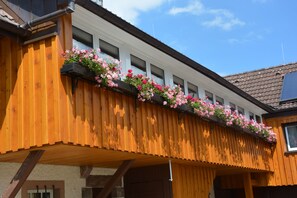 Überdachter Balkon und Eingang zur Ferienwohnung
