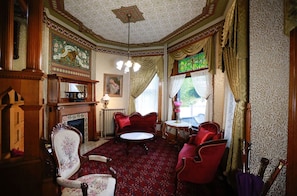 Parlor/sitting room 
